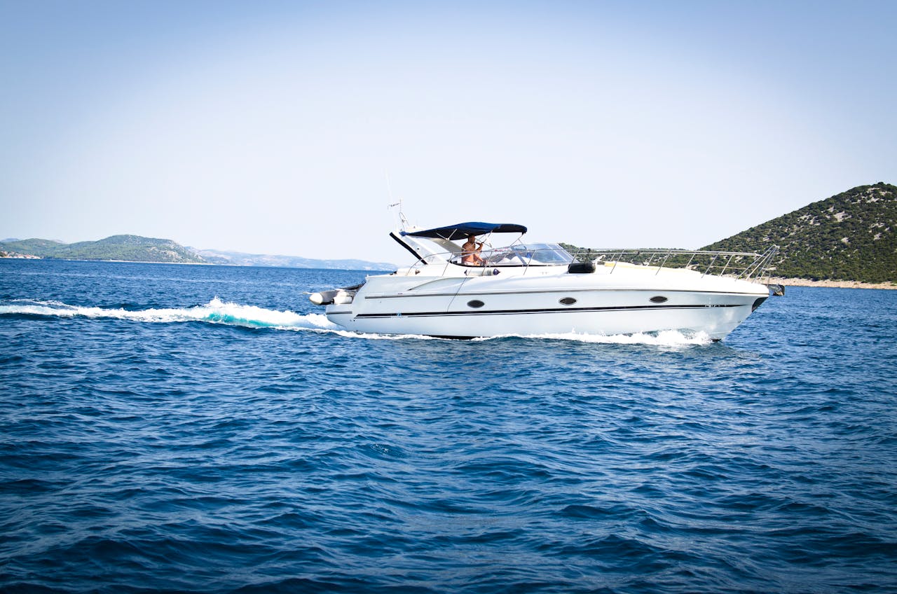 Bateau à moteur performant