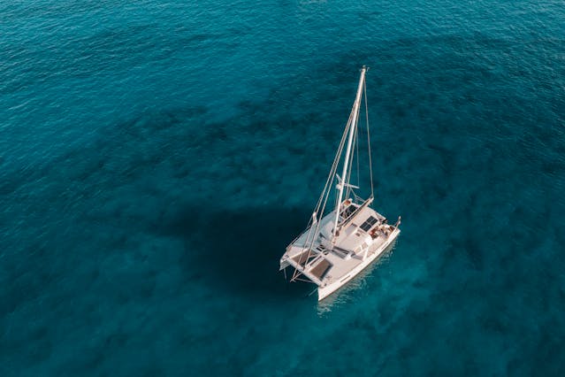 Catamaran moderne et stable